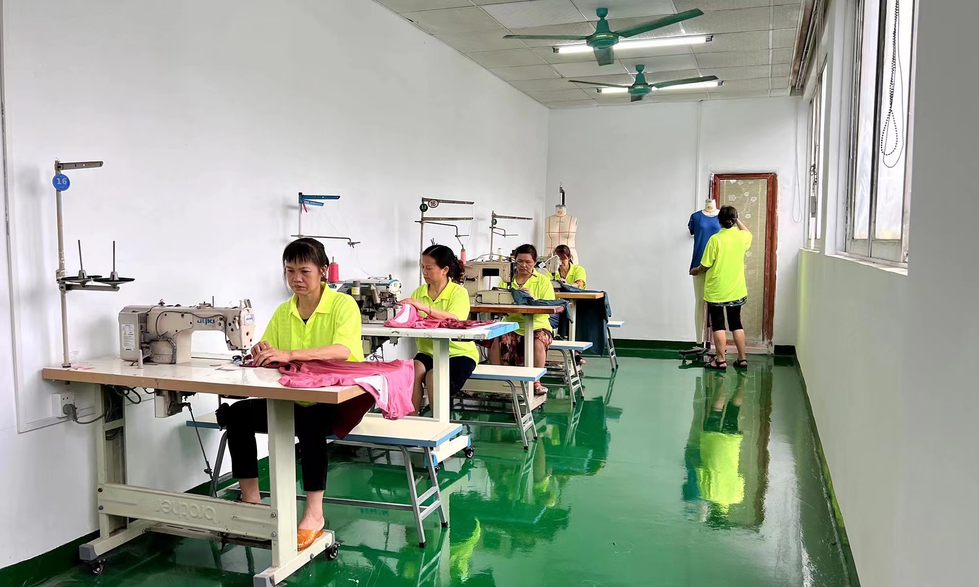 Guangzhou Vinas clothing technology Co., LTD कारखाना उत्पादन लाइन